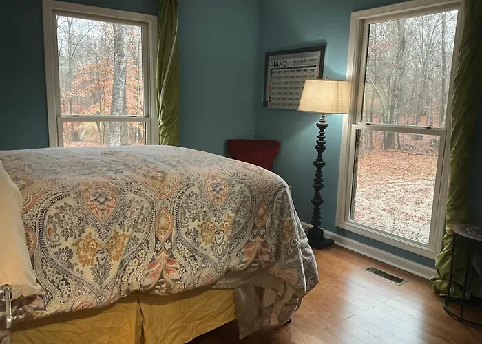 Quiet Forest Vacation Home On A Private Road With Spacious Patios, Fire Pit, Pet Friendly And A Private Pool